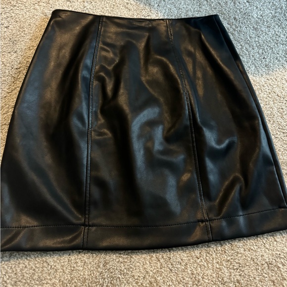 Express Leather Skirt with zipper in the front - Picture 4 of 4